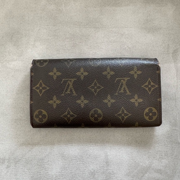 Louis Vuitton Black and Gold Monogram Wallet on Chain - Picture 10 of 12